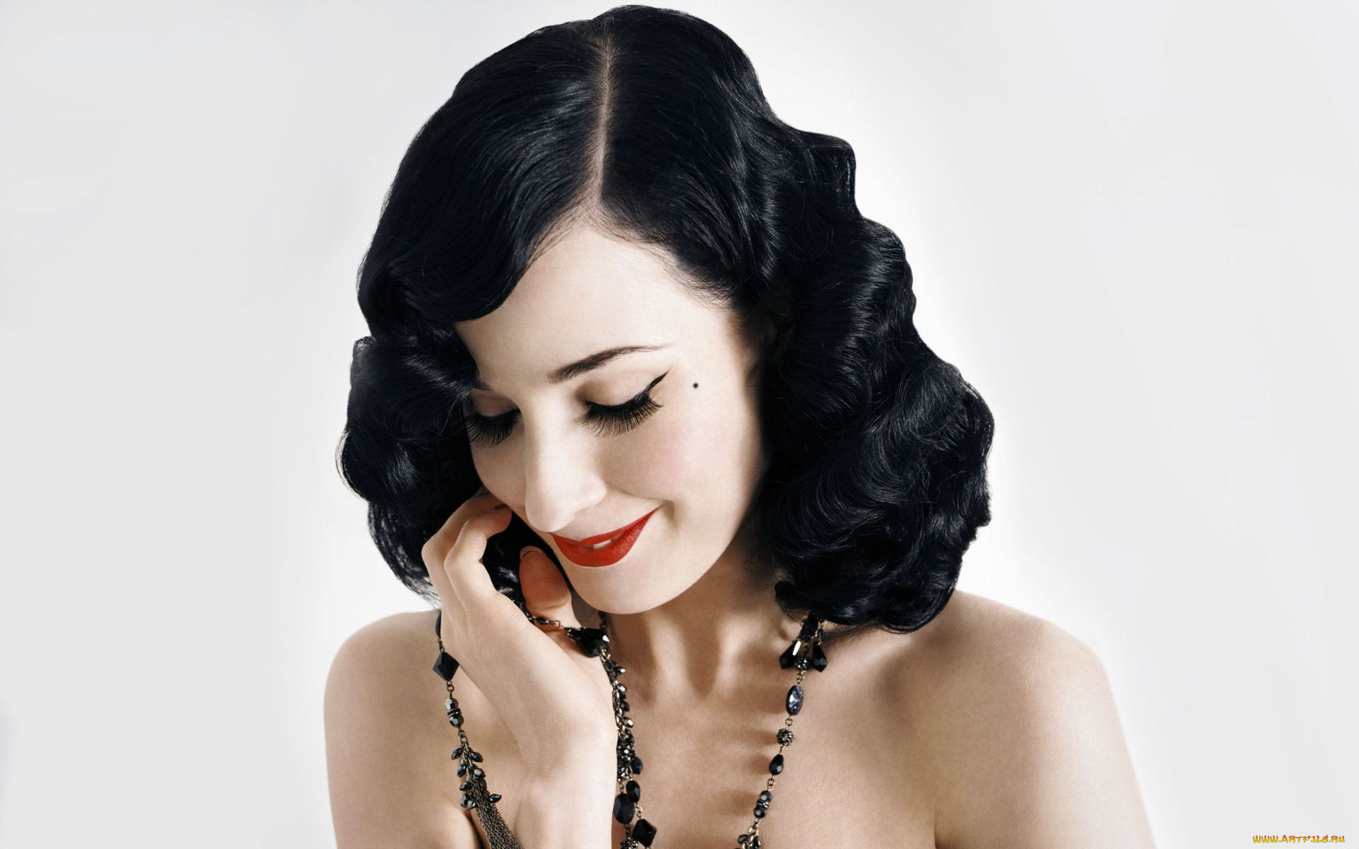 Ретро брюнетки. Дита фон Тиз. Дита фон Тиз прическа. Dita von Teese в молодости. Голливудская волна Дита фон Тиз.